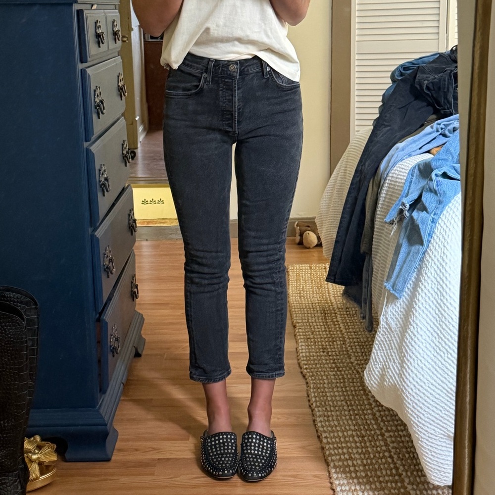 AGOLDE Riley High-Rise Slim Crop Jeans in Washed Black